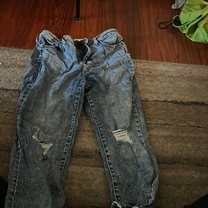 straight jeans demim washed with some knee rips